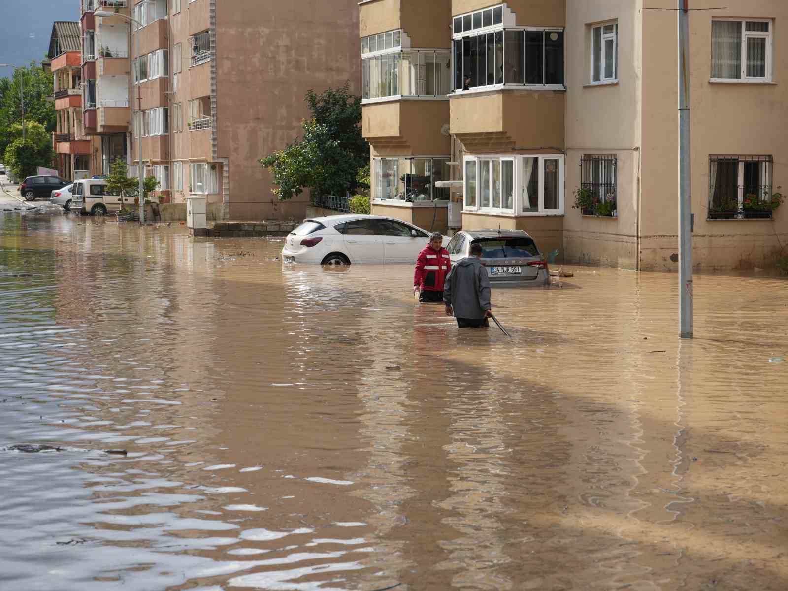 Selin vurduğu Cide ilçesinde ekiplerin su tahliye çalışması sürüyor
