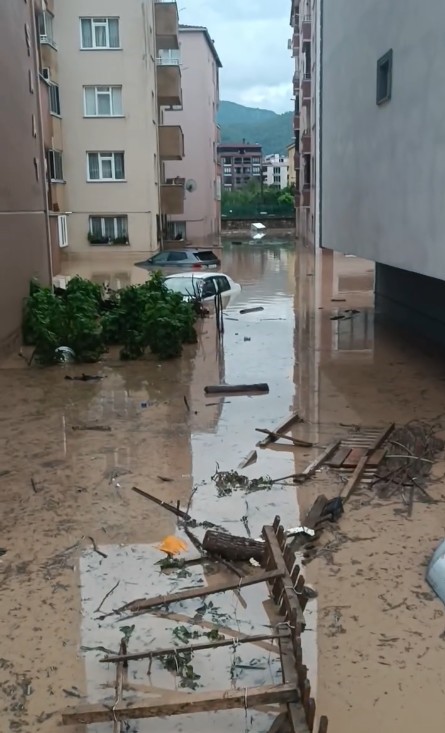 Kastamonu Valiliği: "150’den fazla ev, iş yeri ve depoyu su basmış, bazı taşıtlar su birikintisinde kalmıştır"