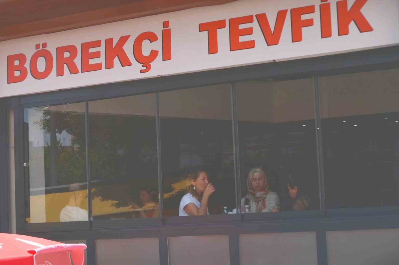 81 yaşında, 69 yıldır aynı tezgâhın başında: "Hayata yeniden başlasam yine börekçi olurdum"