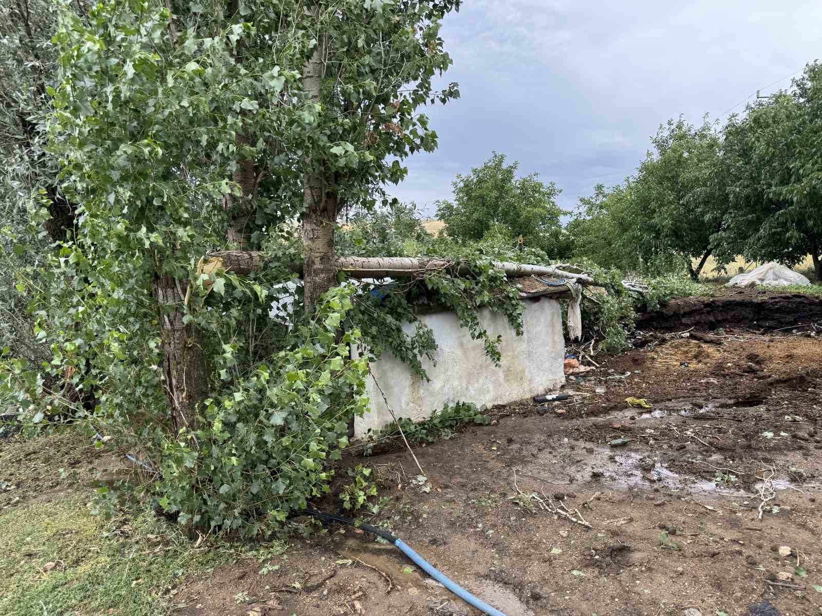 Yozgat’ta dolu tarım alanlarını vurdu, köylüler afet bölgesi ilanı istedi