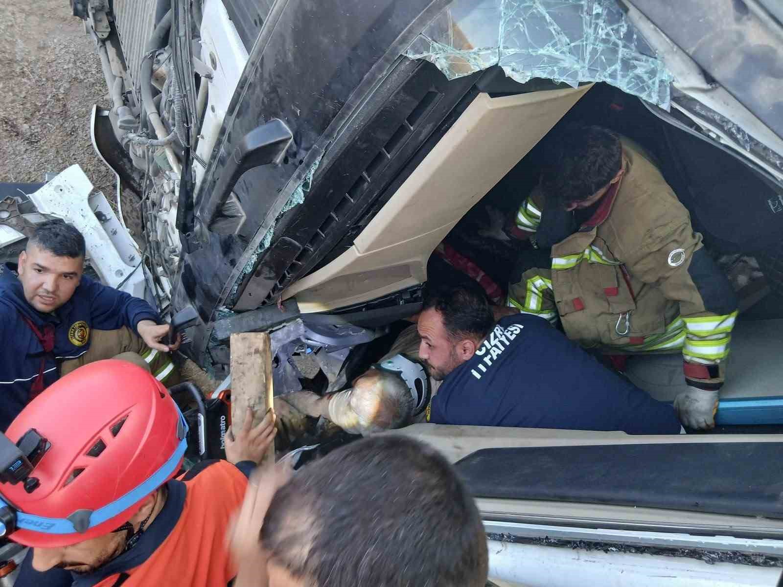 Şırnak’ta tır devrildi: 1 yaralı