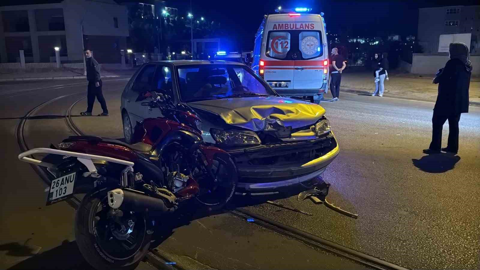 Otomobil ve motosiklet kafa kafaya çarpıştı: 2 yaralı
