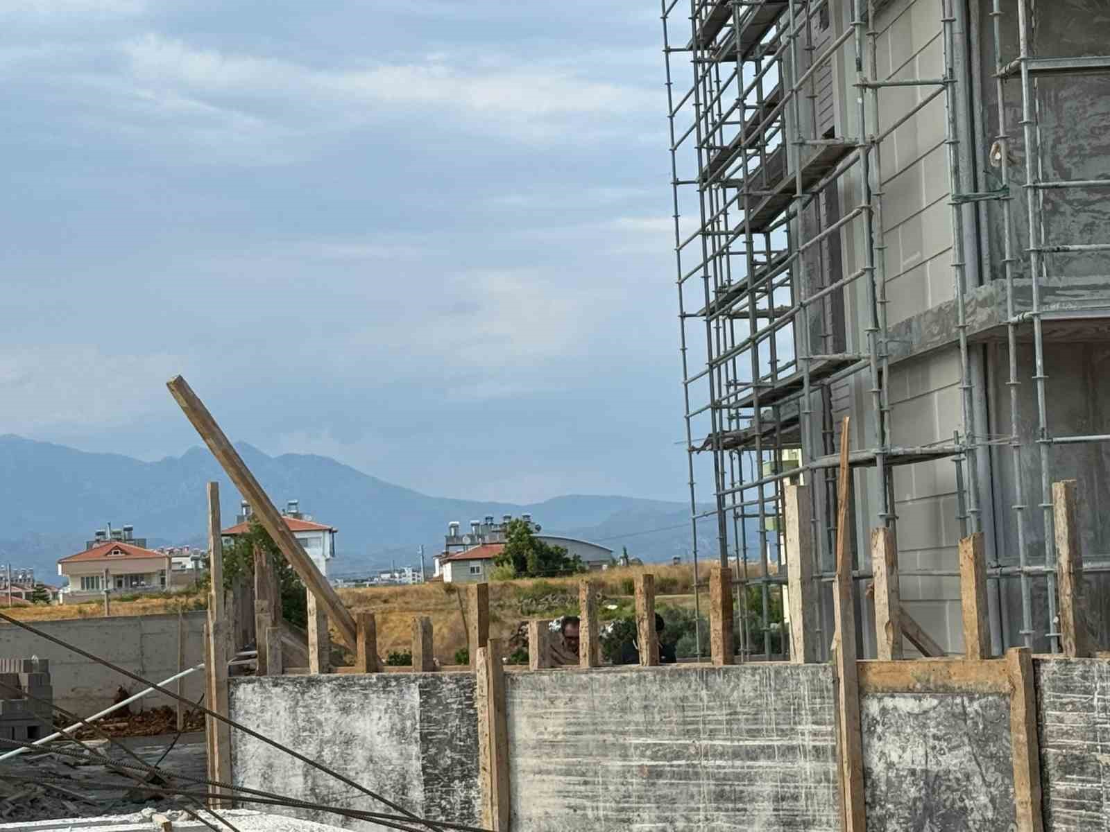 Antalya’da inşaatta üzerine beton blok düşen işçi hayatını kaybetti