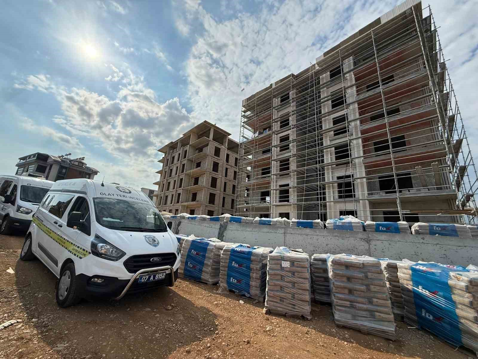 Antalya’da inşaatta üzerine beton blok düşen işçi hayatını kaybetti