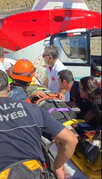 Antalya’da otomobil uçuruma yuvarlandı: 5 ölü, 2 yaralı