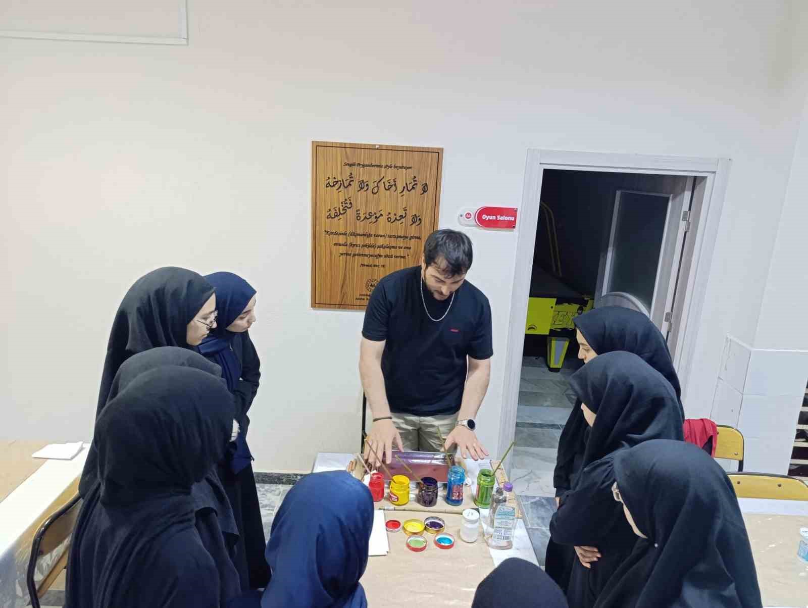 Emirdağ’da Aziziye Kız Hafızlık Kur’an Kursu öğrencilerine ‘Ebru Sanatı’ ve ‘Kaligrafi’ etkinliği’ ilgi gördü