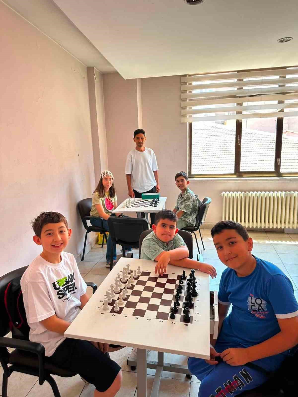 Eskişehir’de gençler yaz okulunda hem eğleniyor hem öğreniyor