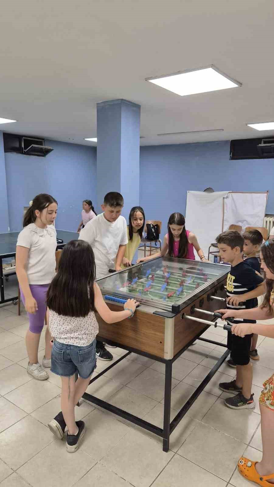 Eskişehir’de gençler yaz okulunda hem eğleniyor hem öğreniyor