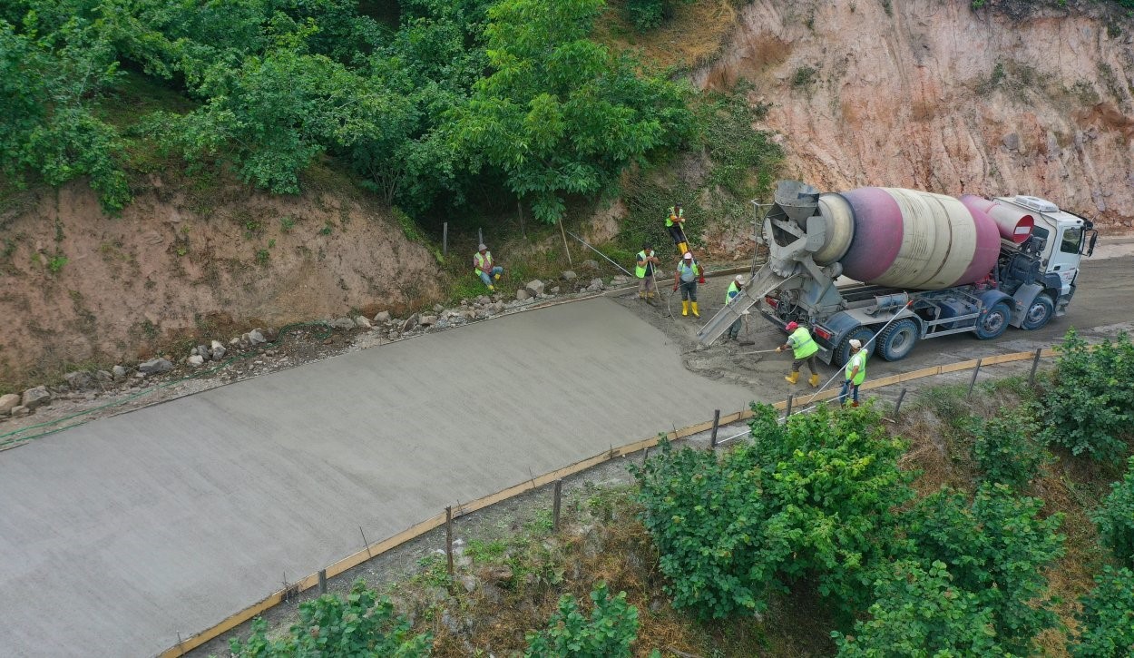 Ordu’da beton yol çalışmaları sürüyor