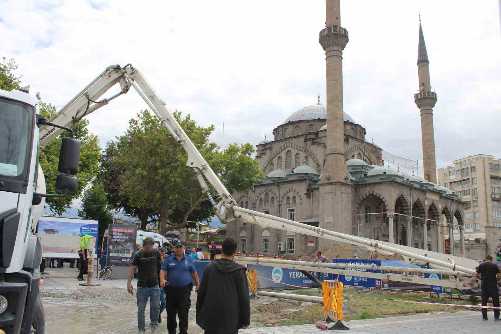 Beton mikserinin pompası patladı: 5 kişi hastaneye kaldırıldı