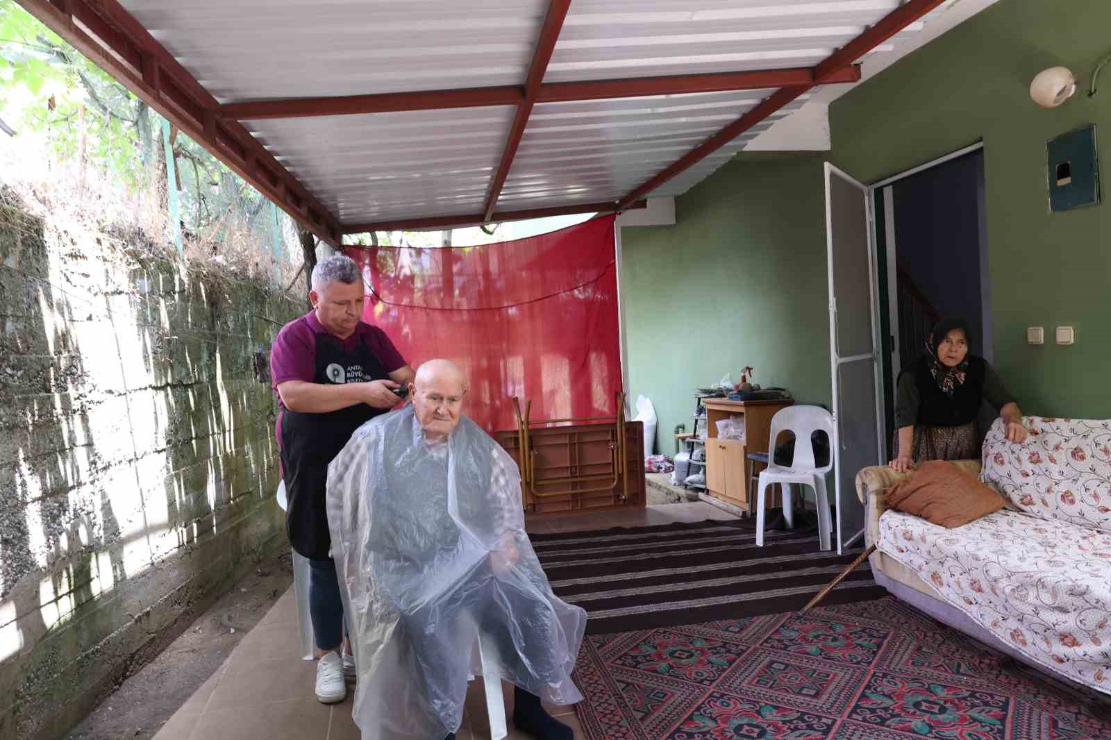 Antalya’da mobil kuaför tırı yaylalarda hizmet veriyor