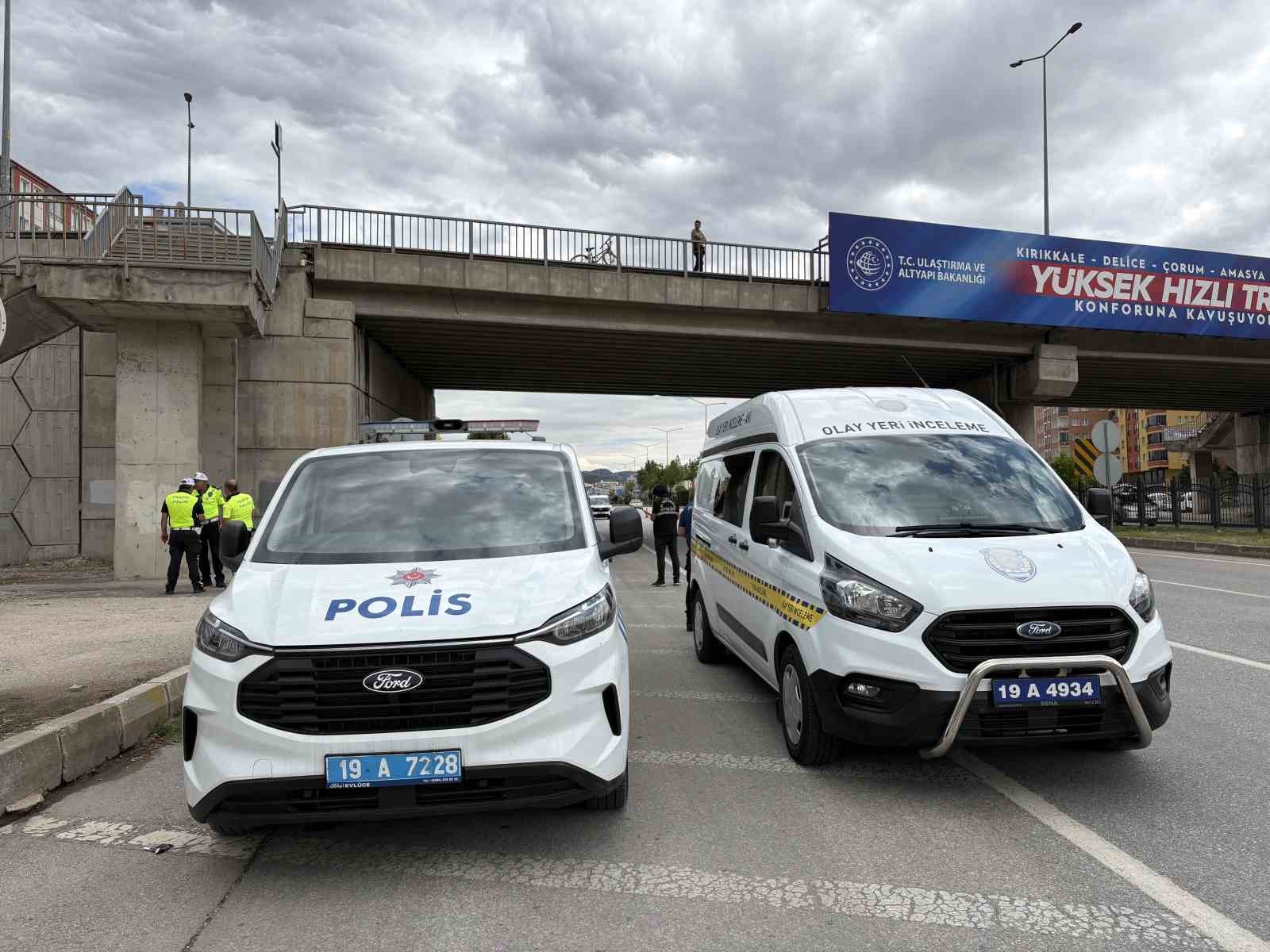 Çorum’da üst geçitten atlayan kadın yaralandı