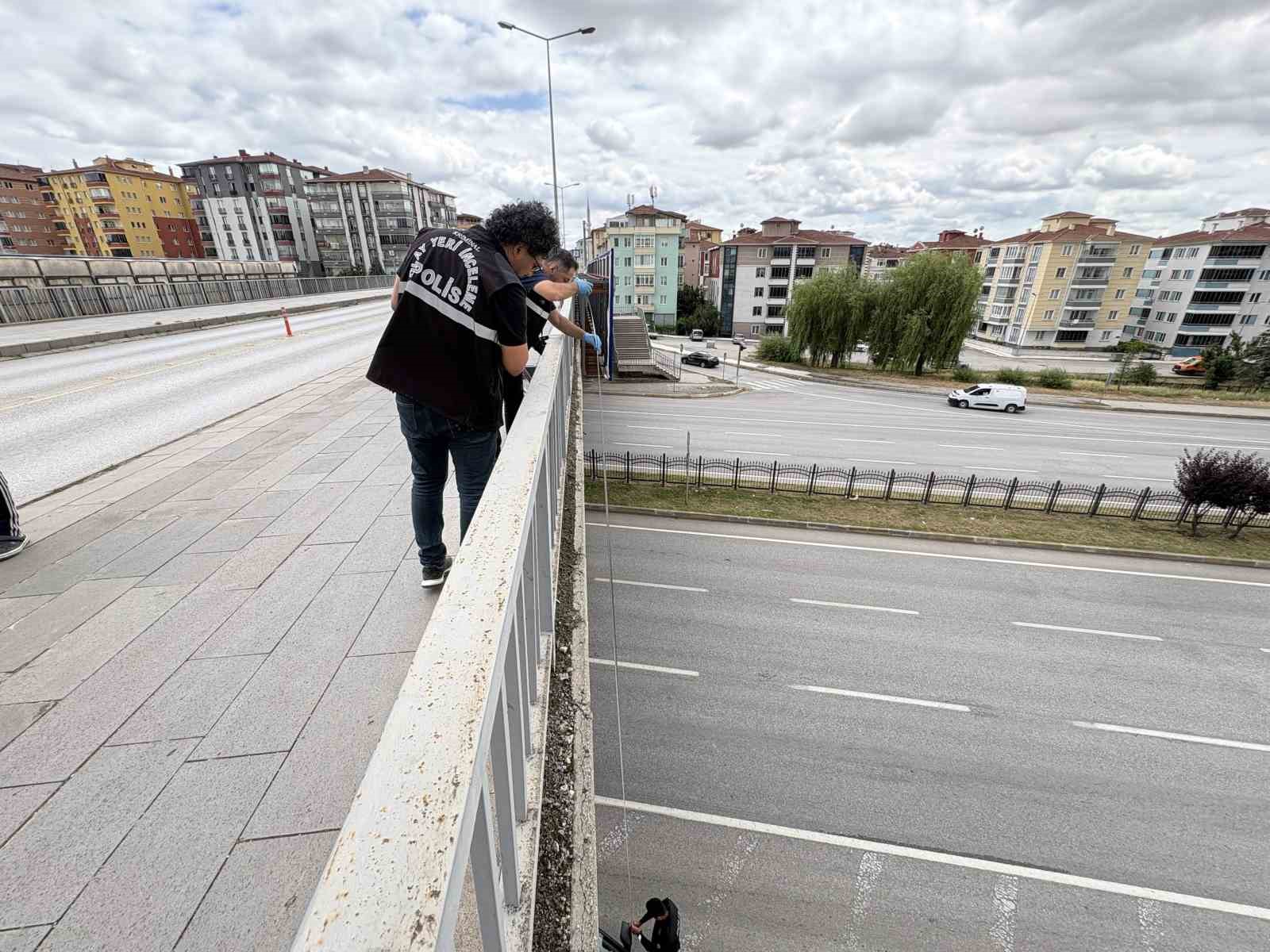 Çorum’da üst geçitten atlayan kadın yaralandı