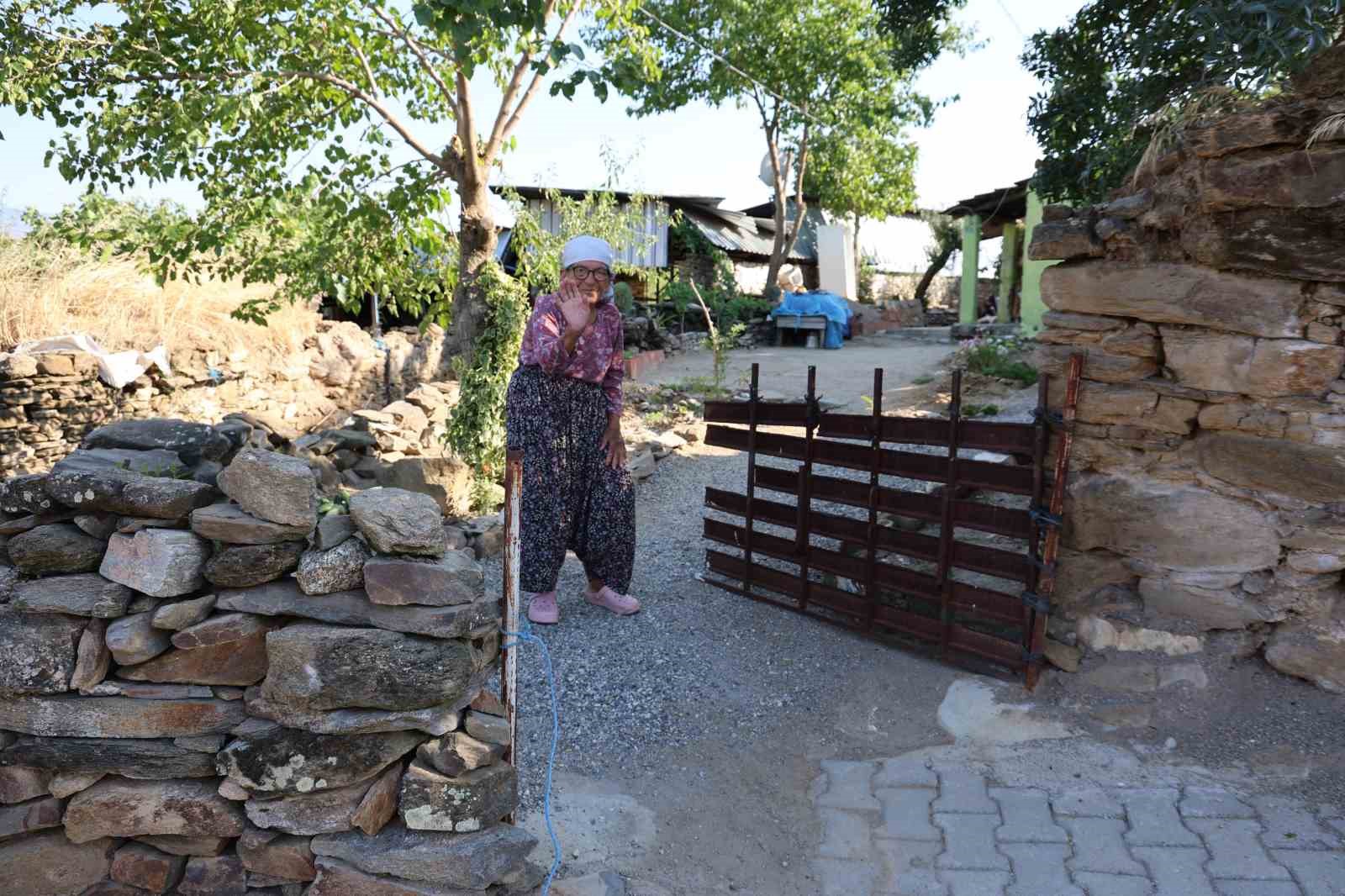 Hayatta kimsesi kalmayan Ümmü nine yıllardır tuvalet ve banyoya hasret yaşıyor