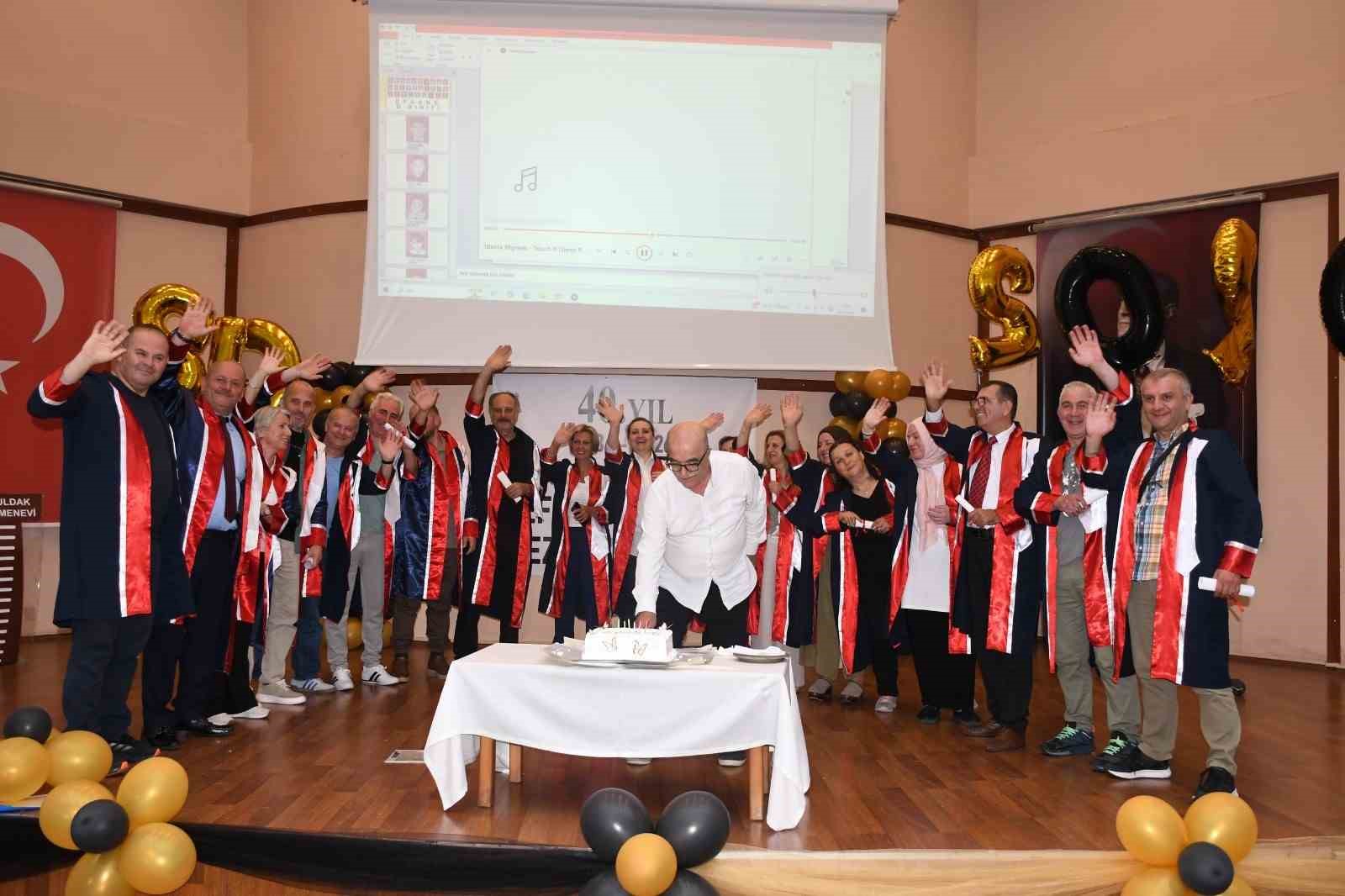 40 yıl sonra aynı sırada aynı heyecanla buluştular