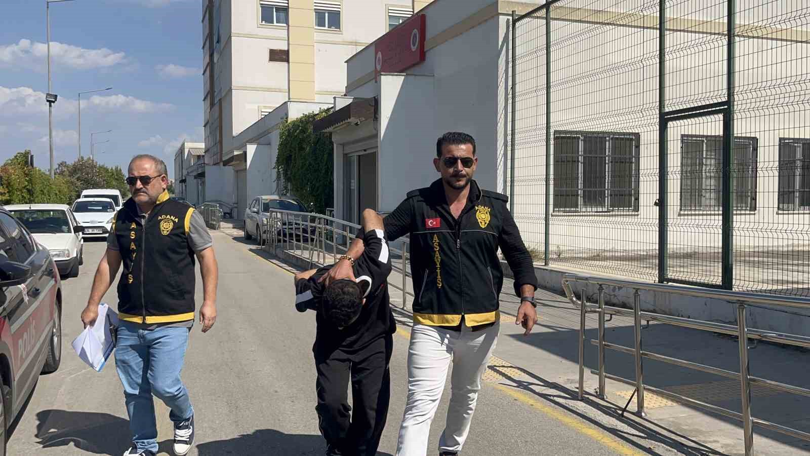 Adana’da 3 kişiyi öldüren katil zanlısı adliyeye sevk edildi