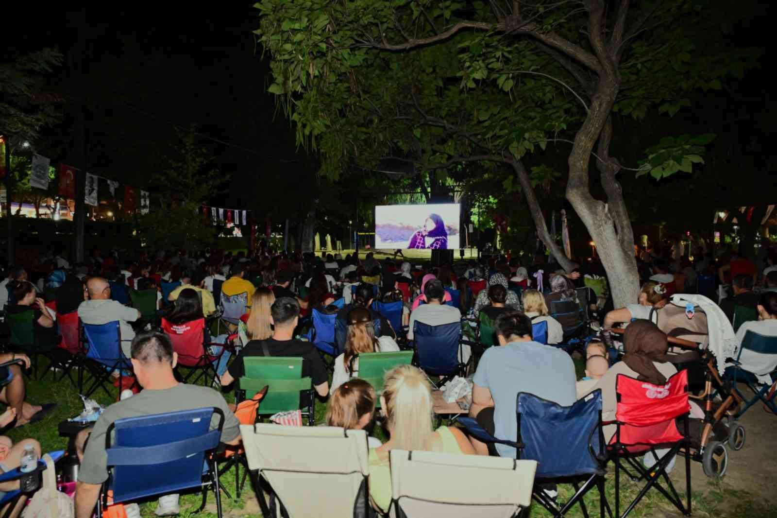 Manisa’da Açık Hava Sinema Geceleri nostalji rüzgarı estiriyor