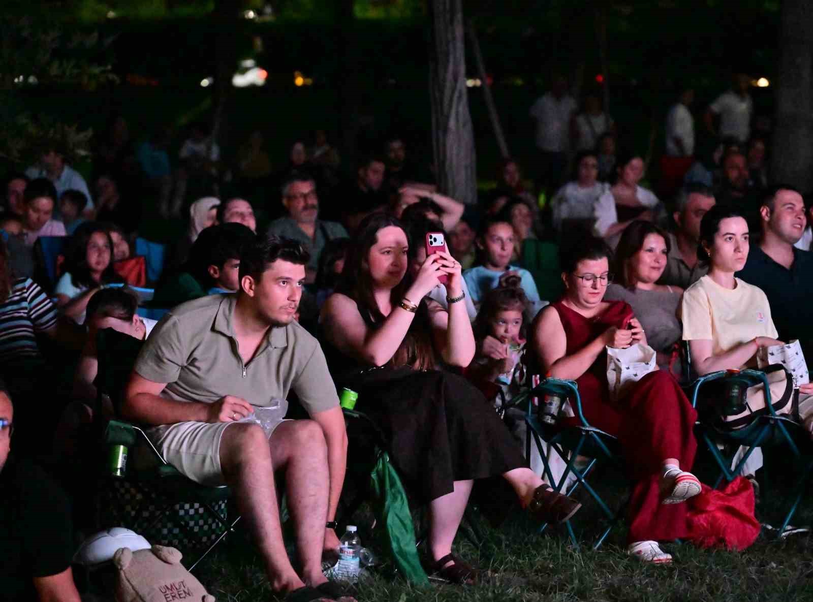 Manisa’da Açık Hava Sinema Geceleri nostalji rüzgarı estiriyor