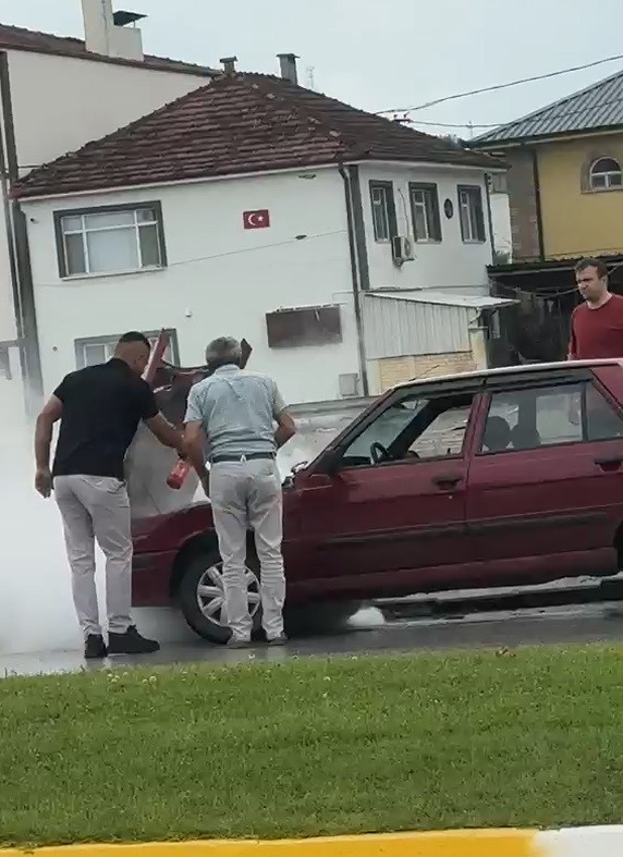 Dumanların yükseldiği otomobile duyarlı sürücü müdahale etti