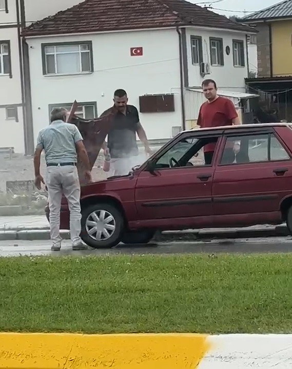 Dumanların yükseldiği otomobile duyarlı sürücü müdahale etti