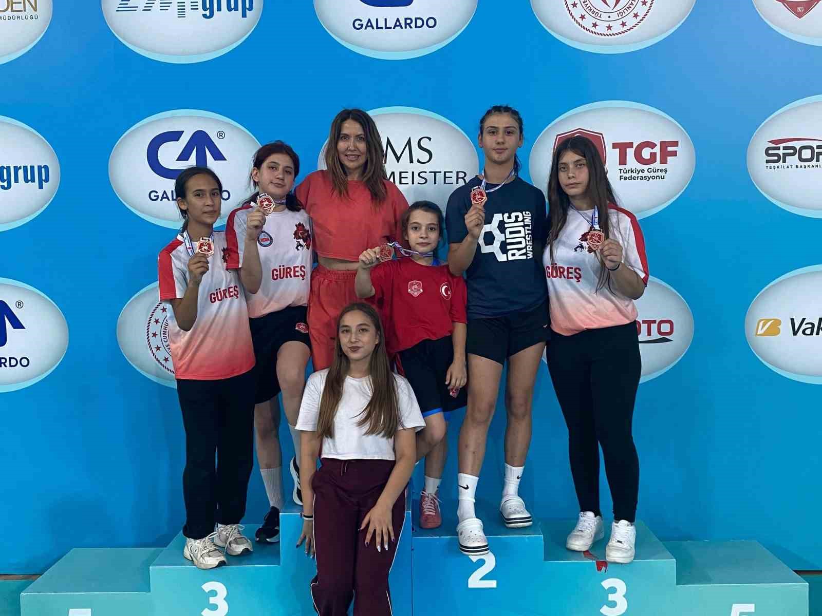 Köyceğizli güreşçiler Türkiye Şampiyonası’ndan 5 madalya ile döndü