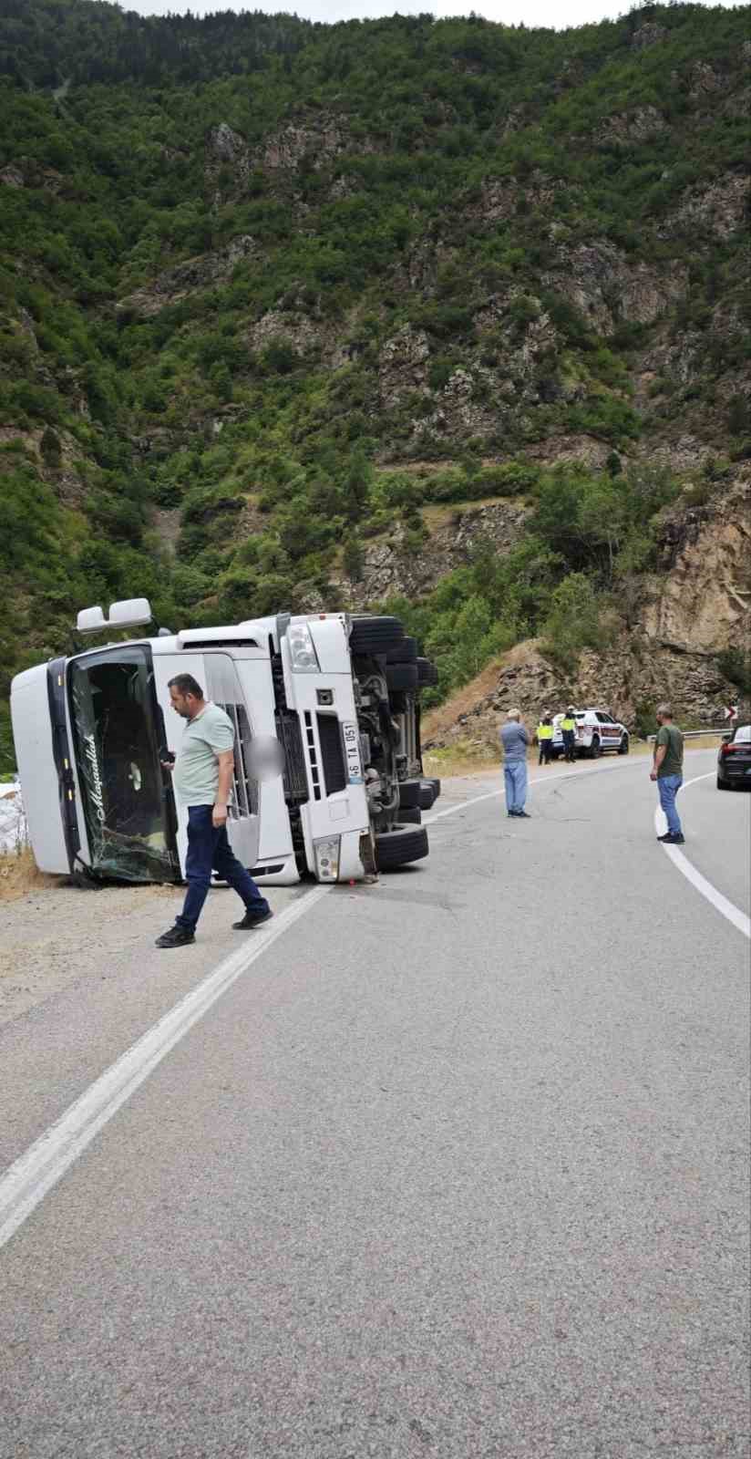 Gümüşhane’de balık yemi yüklü tır devrildi: Sürücü yaralandı