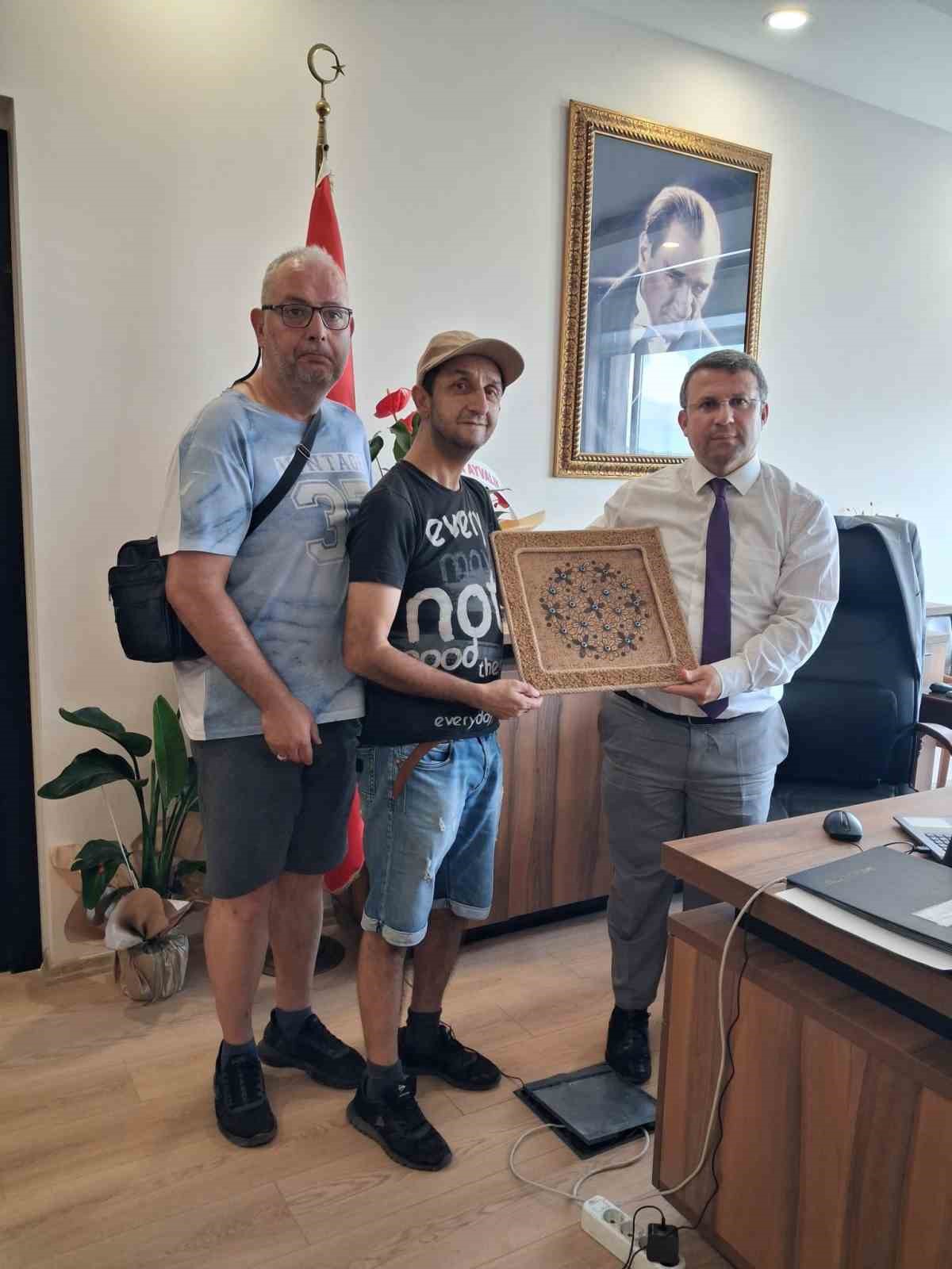 Ayvalık Birlik Ortopedik Engelliler Derneği’nden Kaymakam Cimşit’e hayırlı olsun ziyareti