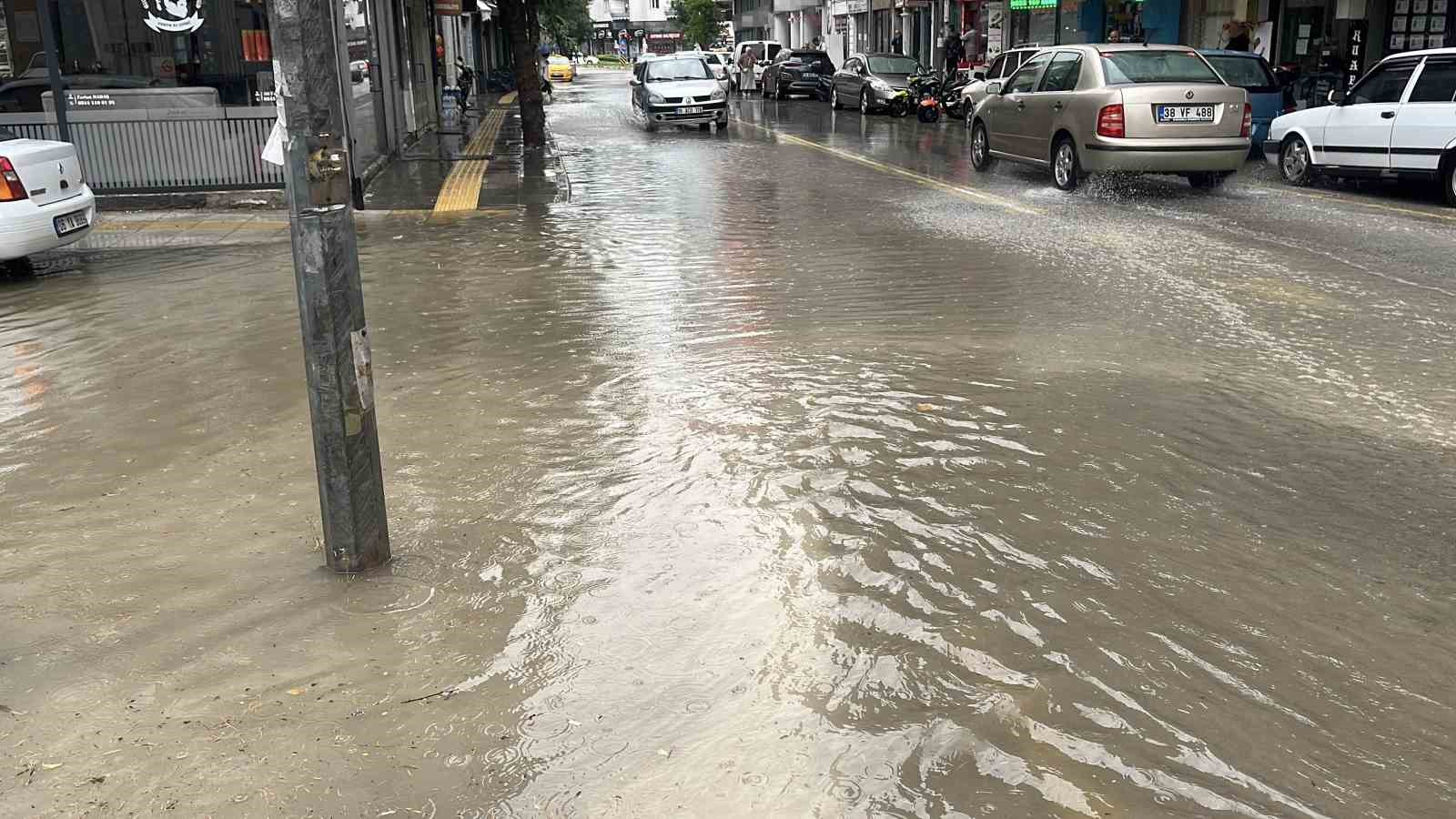 Çorum’da sağanak sonrası sokaklar göle döndü