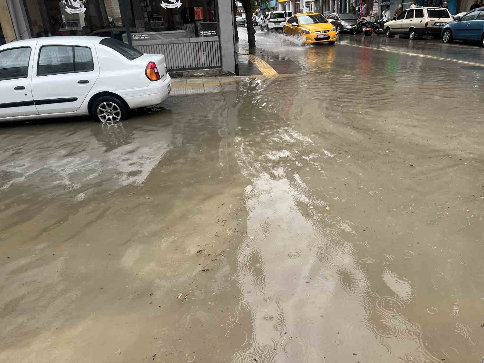 Çorum’da sağanak sonrası sokaklar göle döndü