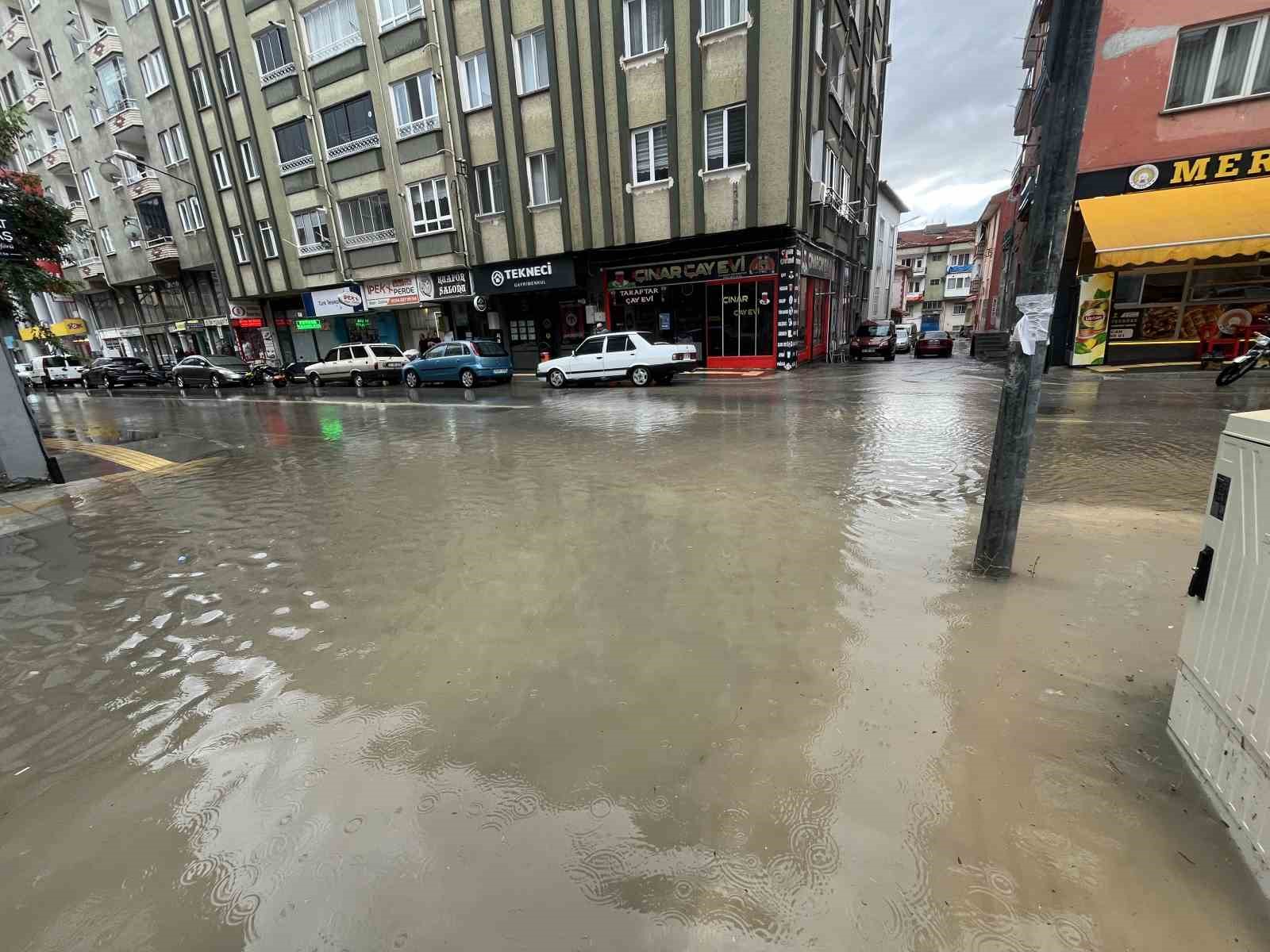 Çorum’da sağanak sonrası sokaklar göle döndü