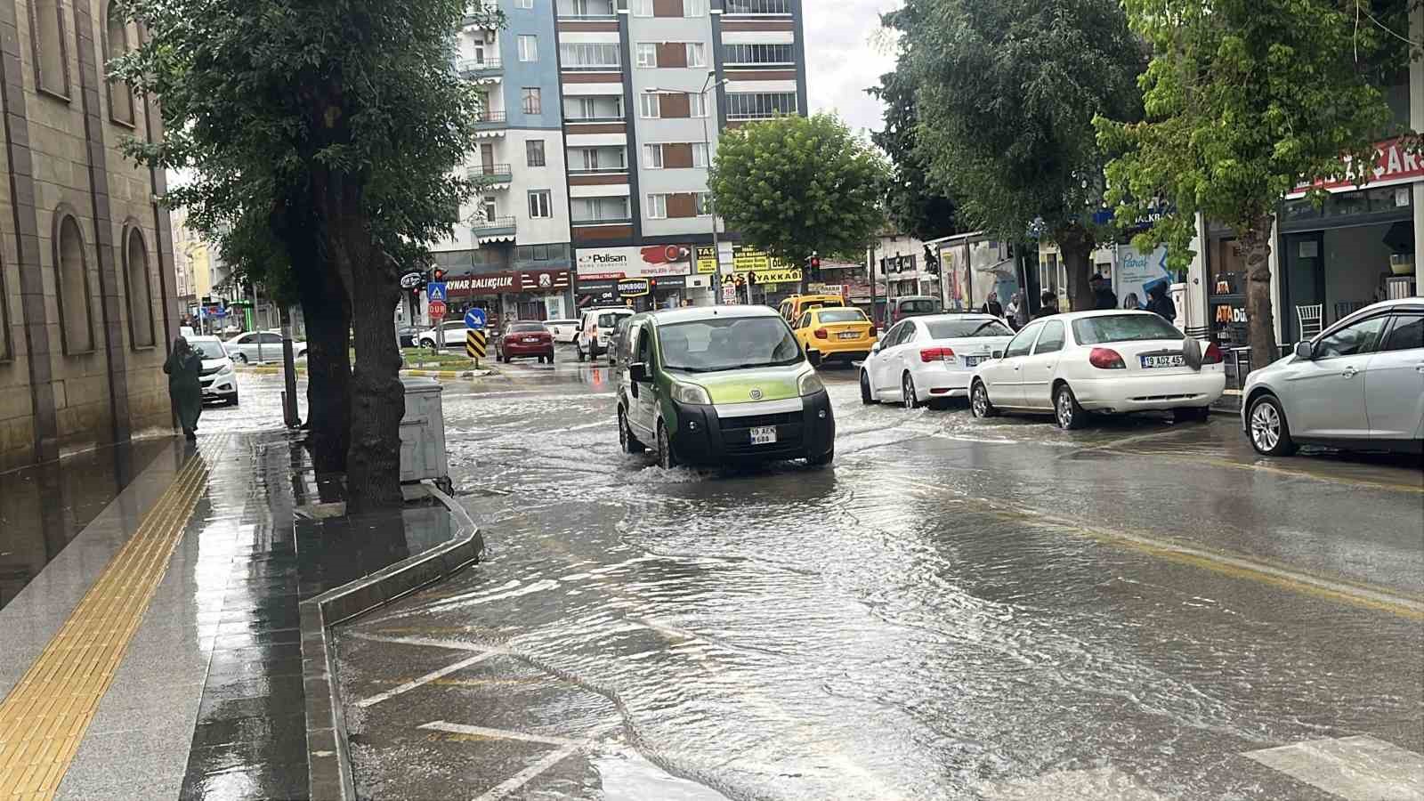 Çorum’da sağanak sonrası sokaklar göle döndü