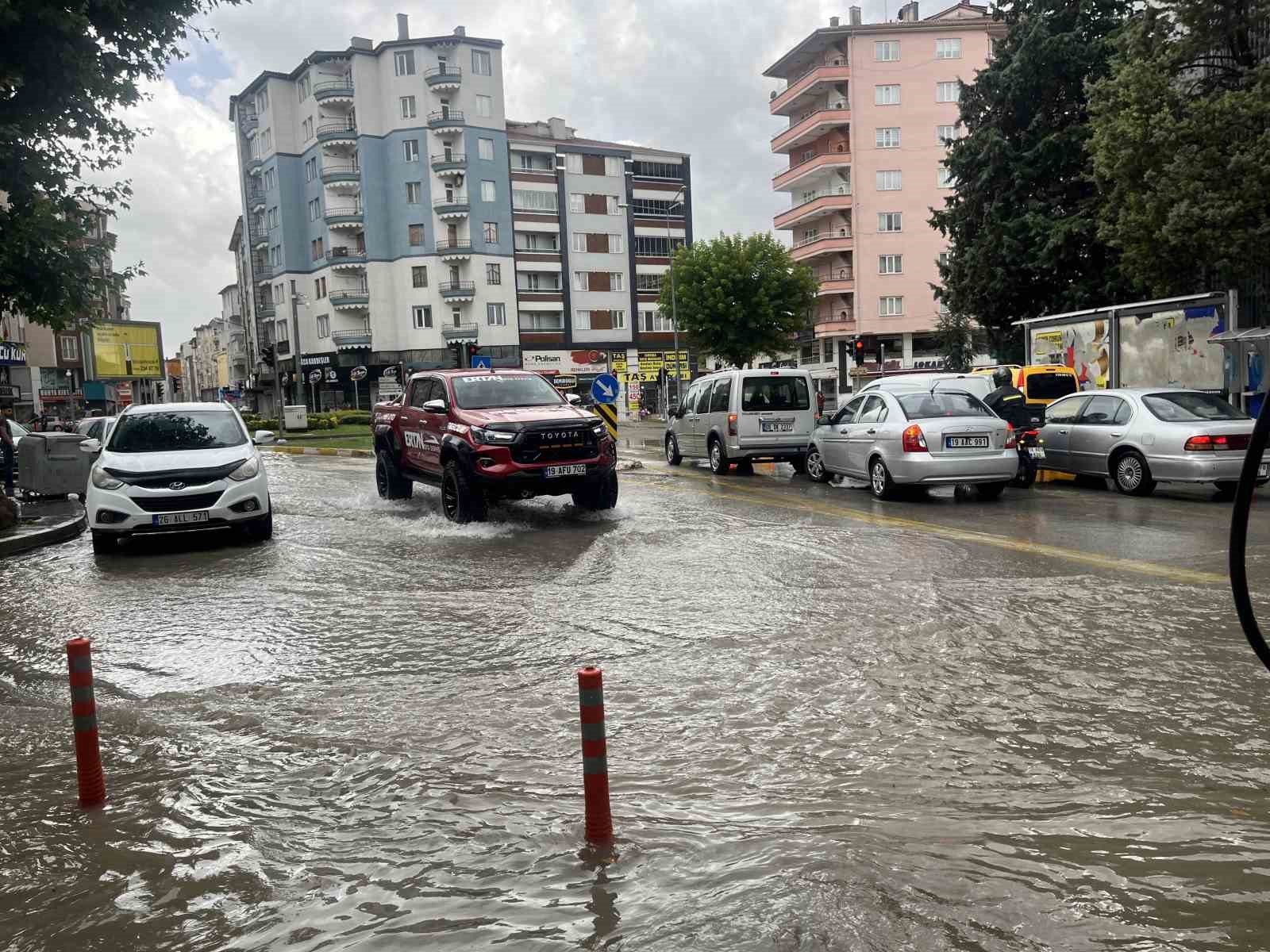 Çorum’da sağanak sonrası sokaklar göle döndü