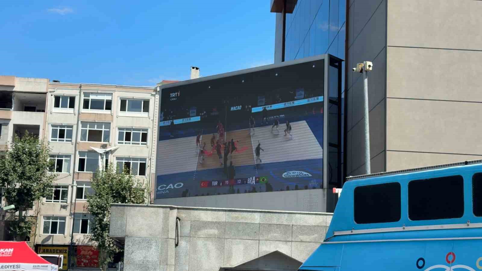 Bahçelievler’de A Milli Kadın Voleybol Takımı’nın zaferi dev ekranda izlendi