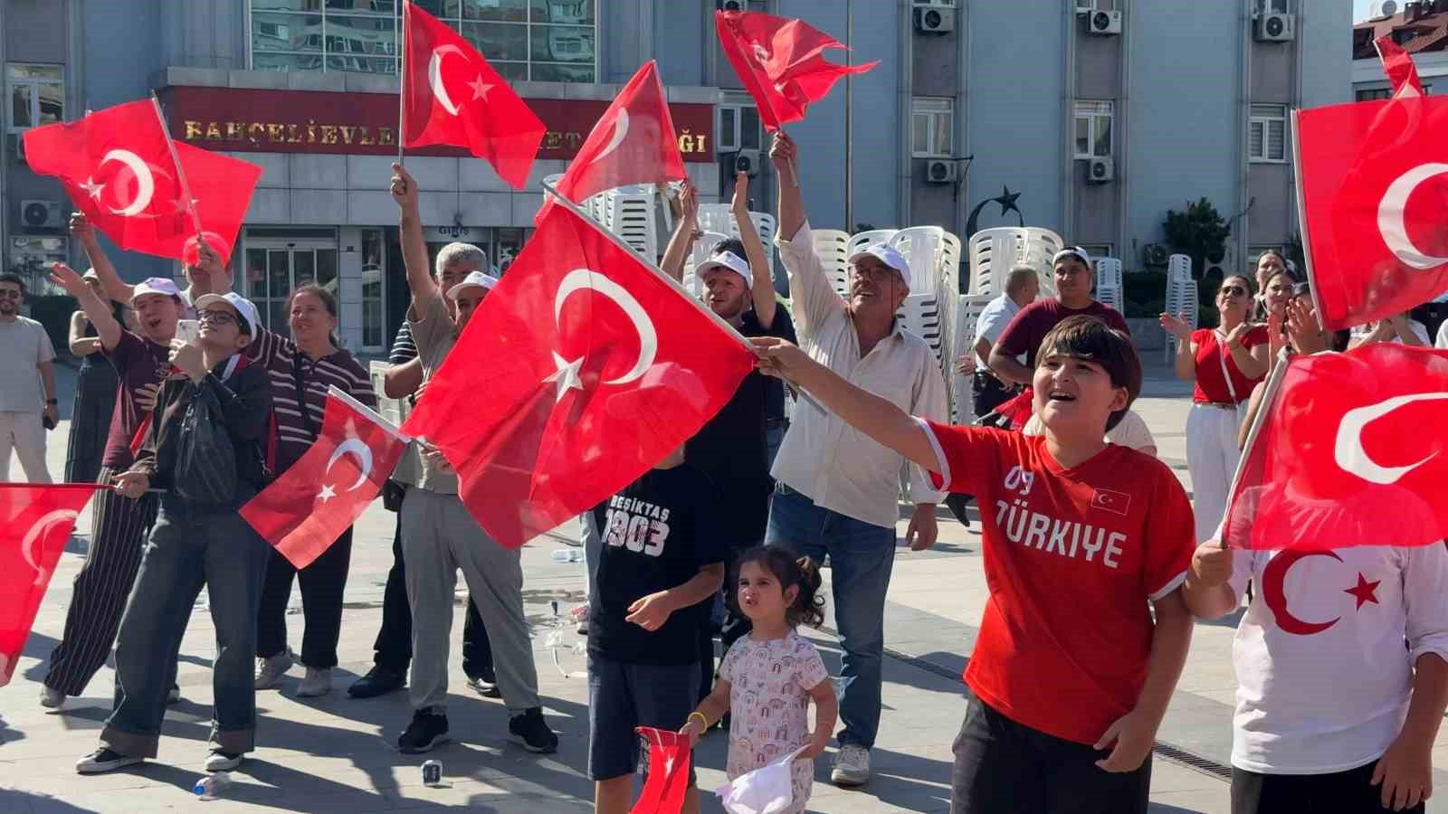 Bahçelievler’de A Milli Kadın Voleybol Takımı’nın zaferi dev ekranda izlendi