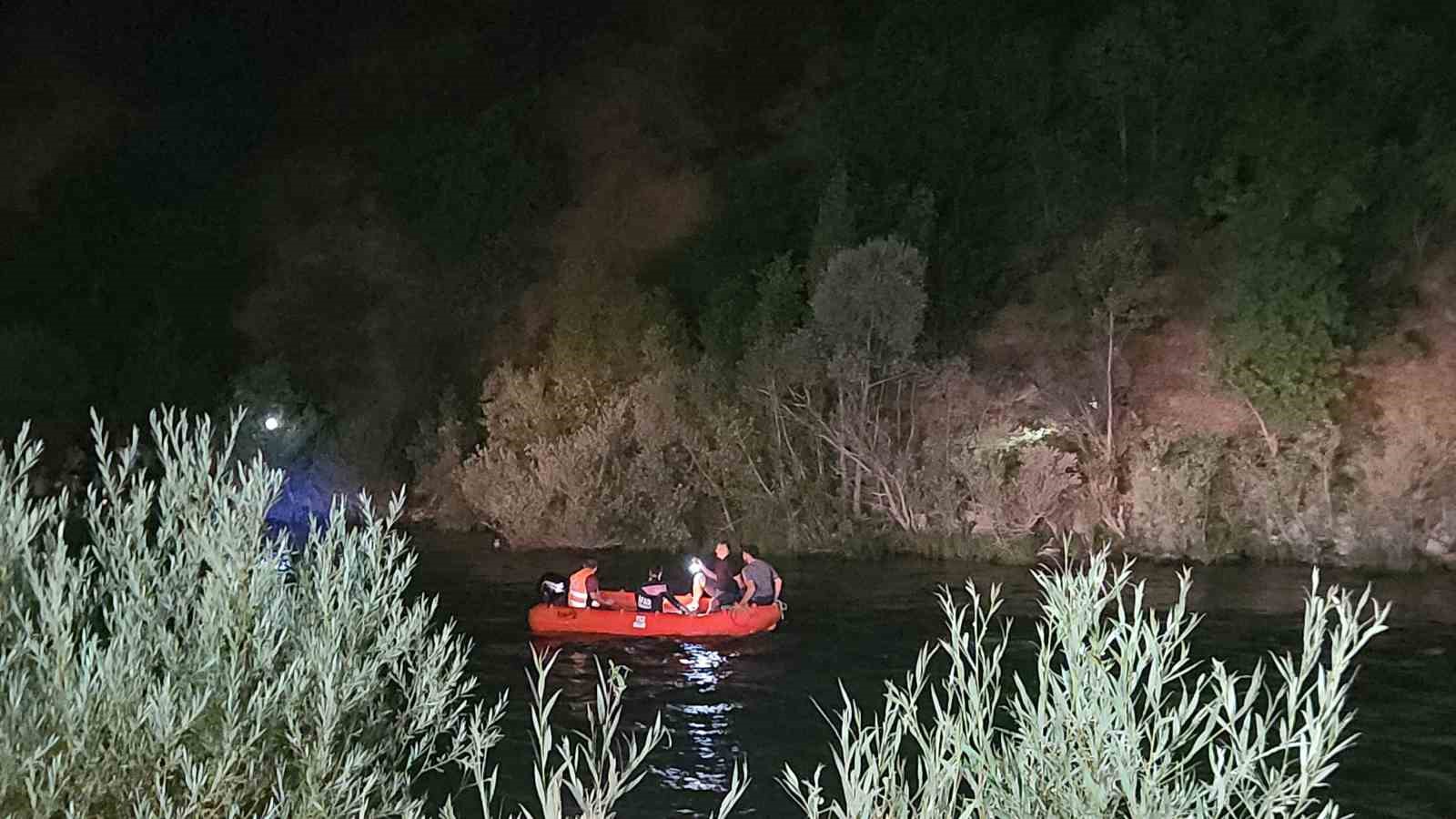 Tunceli’de araç Munzur Nehri’ne yuvarlandı: 2 yaralı