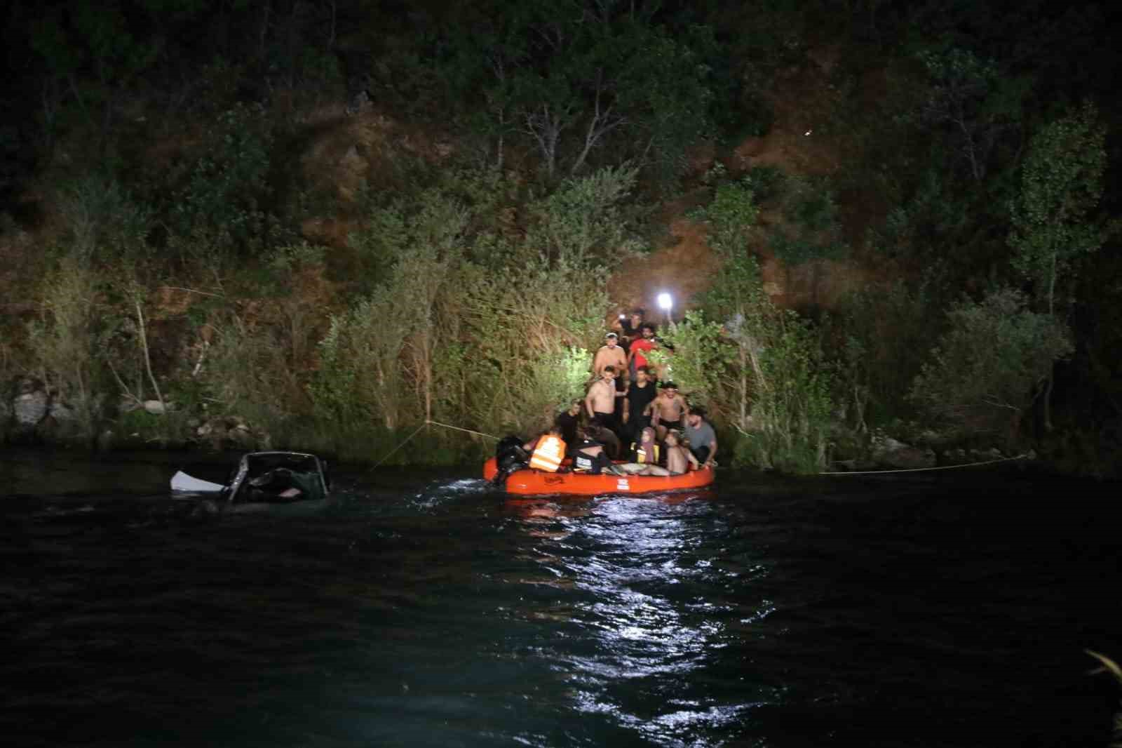 Tunceli’de araç Munzur Nehri’ne yuvarlandı: 2 yaralı