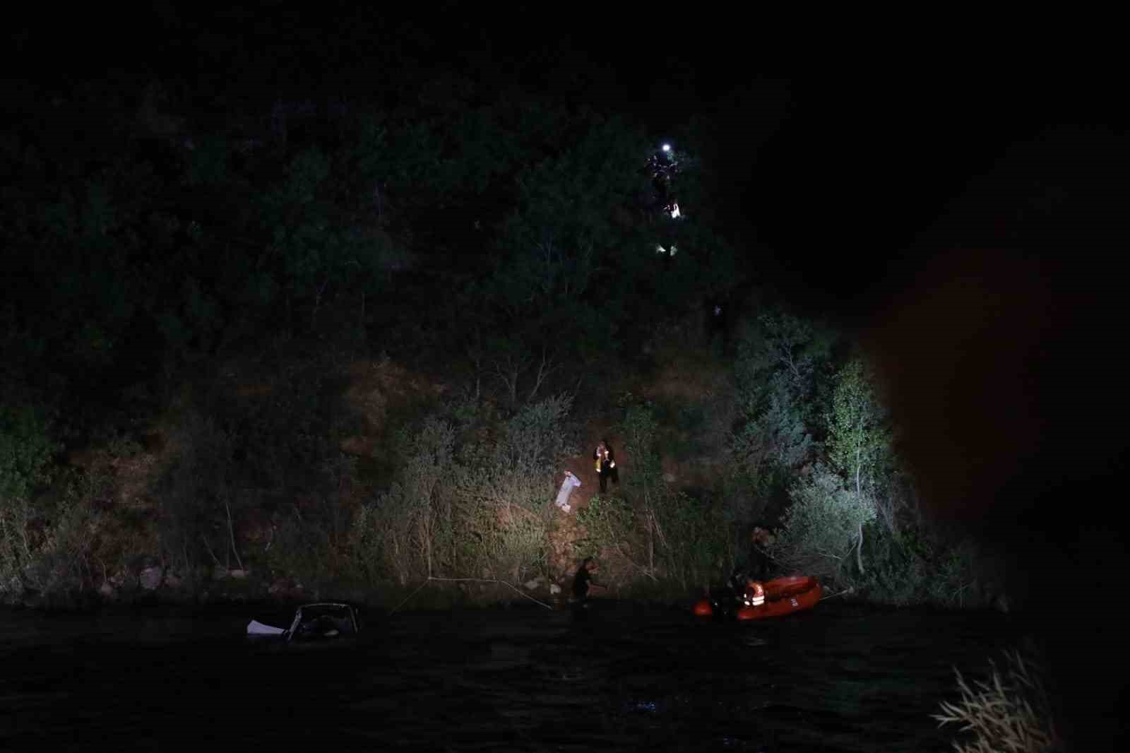Tunceli’de araç Munzur Nehri’ne yuvarlandı: 2 yaralı