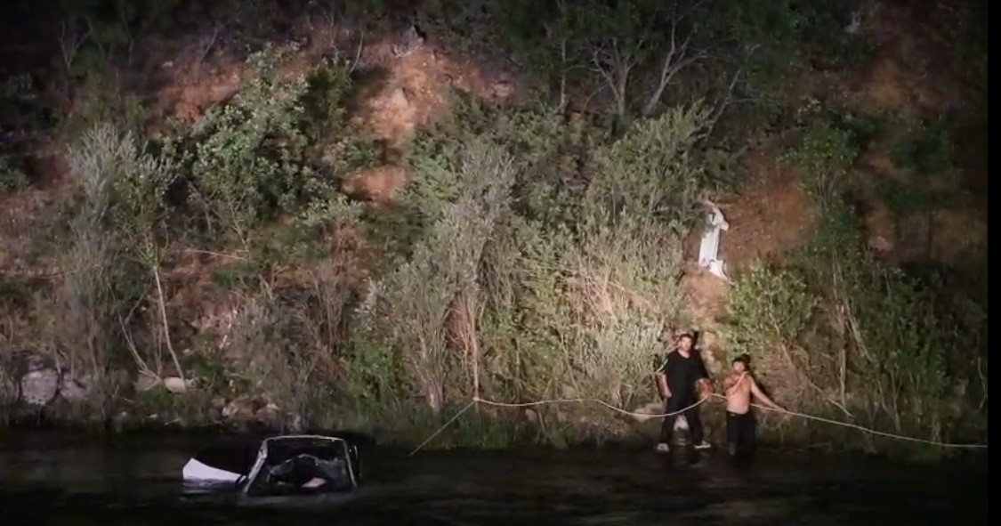 Tunceli’de araç Munzur Nehri’ne yuvarlandı: 2 yaralı
