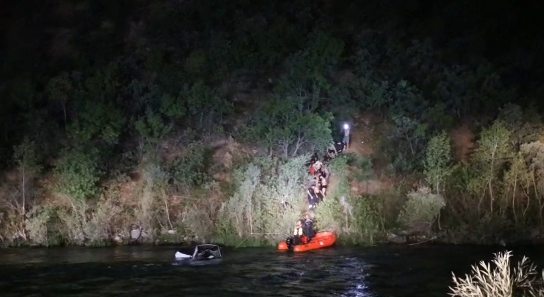 Tunceli’de araç Munzur Nehri’ne yuvarlandı: 2 yaralı