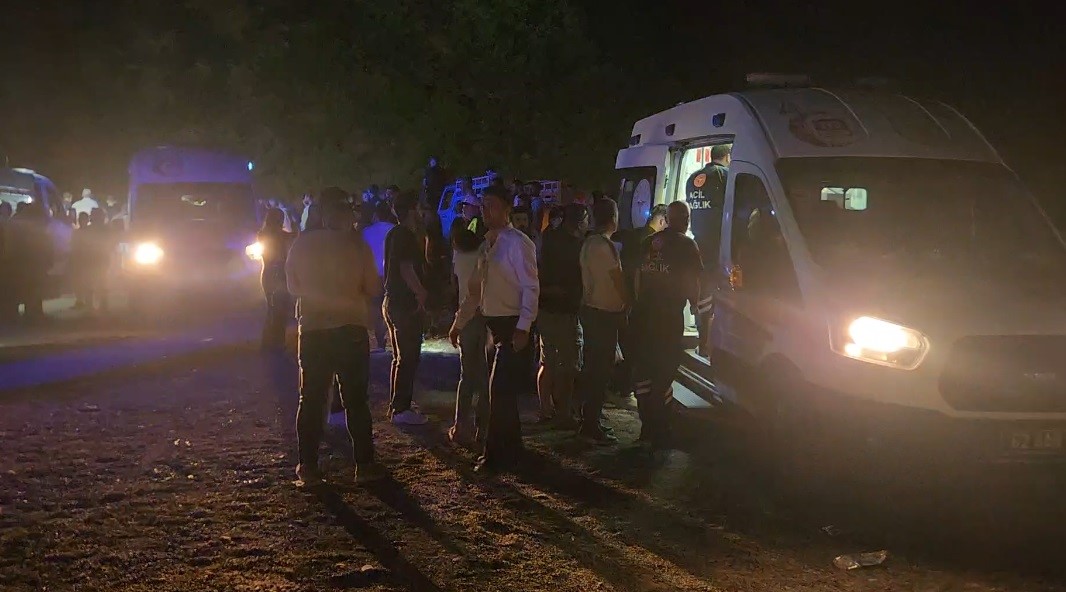 Tunceli’de araç Munzur Nehri’ne yuvarlandı: 2 yaralı