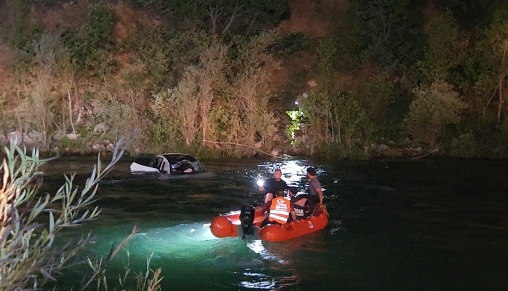 Tunceli’de araç Munzur Nehri’ne yuvarlandı: 2 yaralı