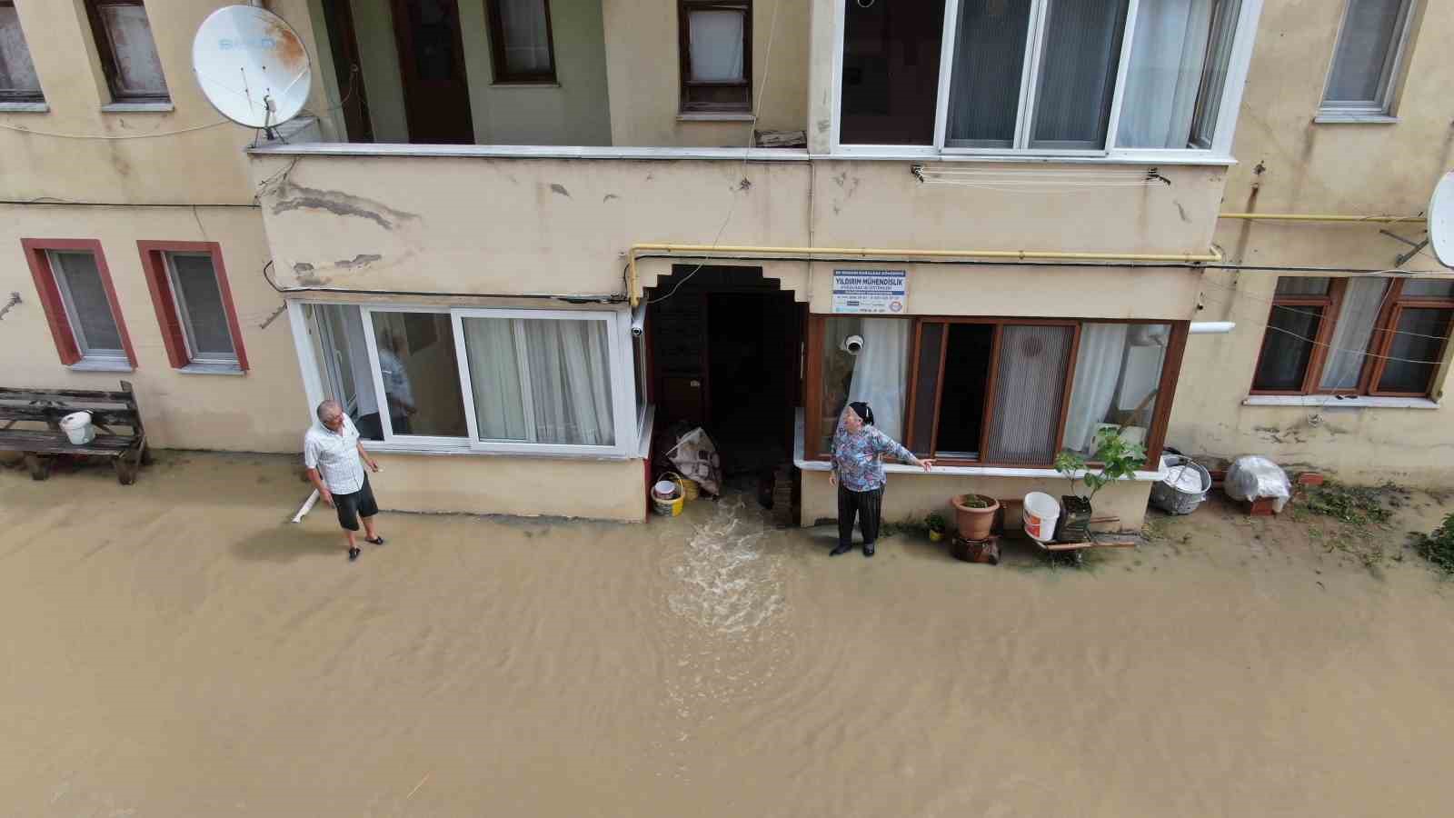Kastamonu’da sağanak kabusa döndü: 12 kişi tahliye edildi, 6 köy yolu ulaşıma kapandı