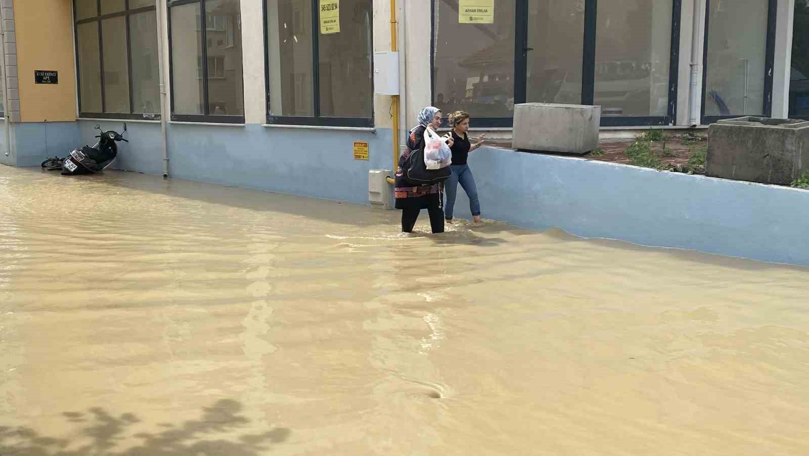 Kastamonu’da sağanak kabusa döndü: 12 kişi tahliye edildi, 6 köy yolu ulaşıma kapandı