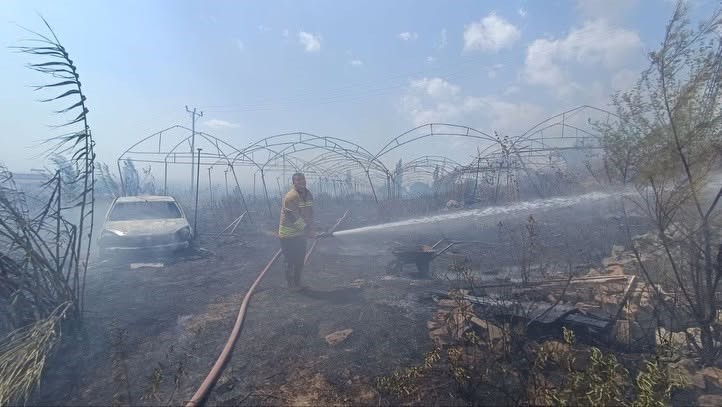 Bahçede başlayan yangında otomobil ve sera kullanılmaz hale geldi