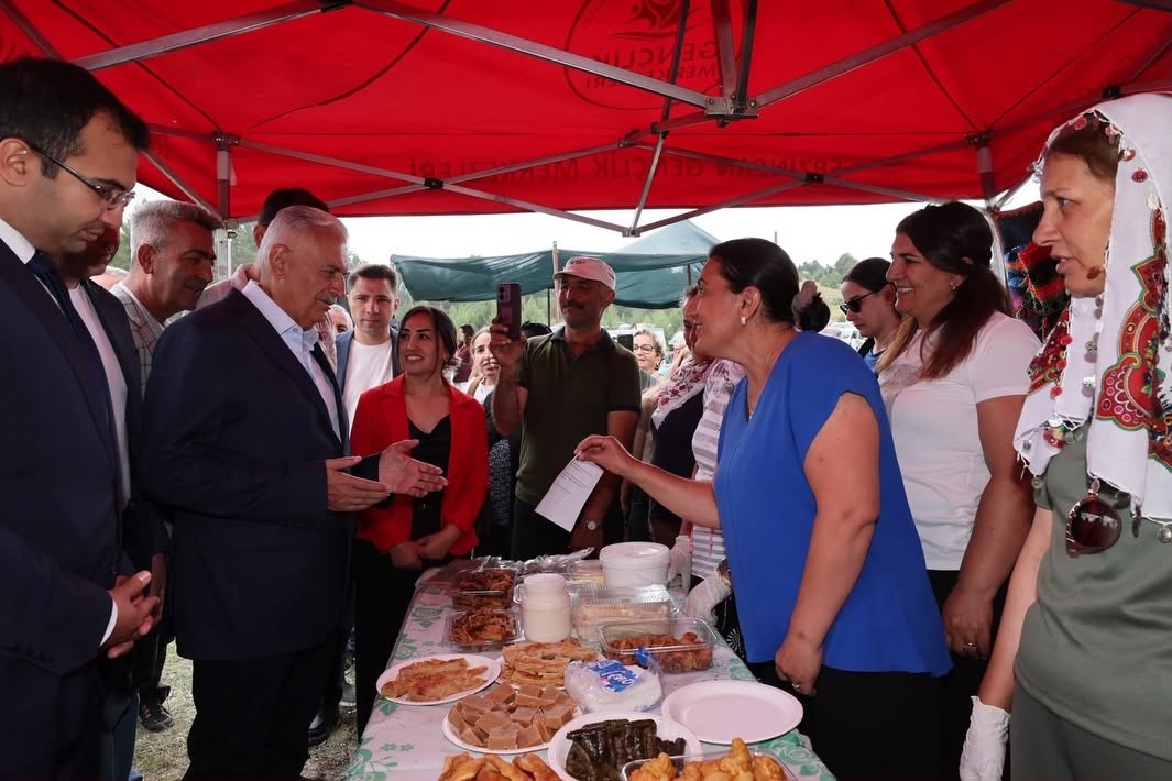 Binali Yıldırım Refahiye’deki Orçul Festivali’nde vatandaşlarla buluştu