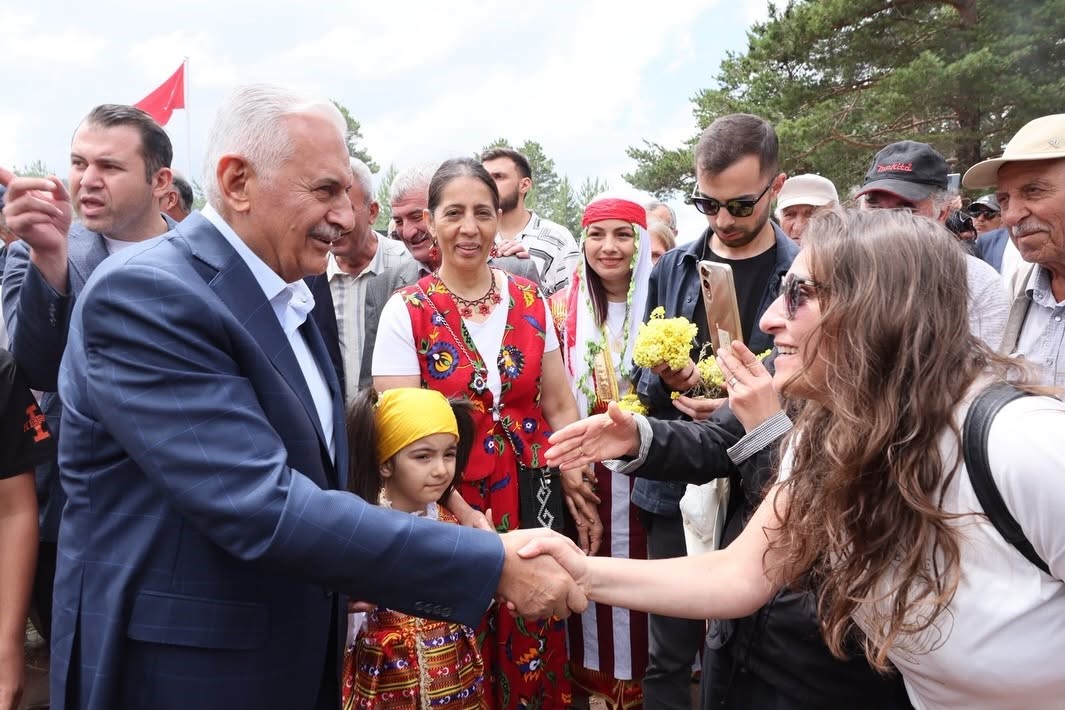 Binali Yıldırım Refahiye’deki Orçul Festivali’nde vatandaşlarla buluştu