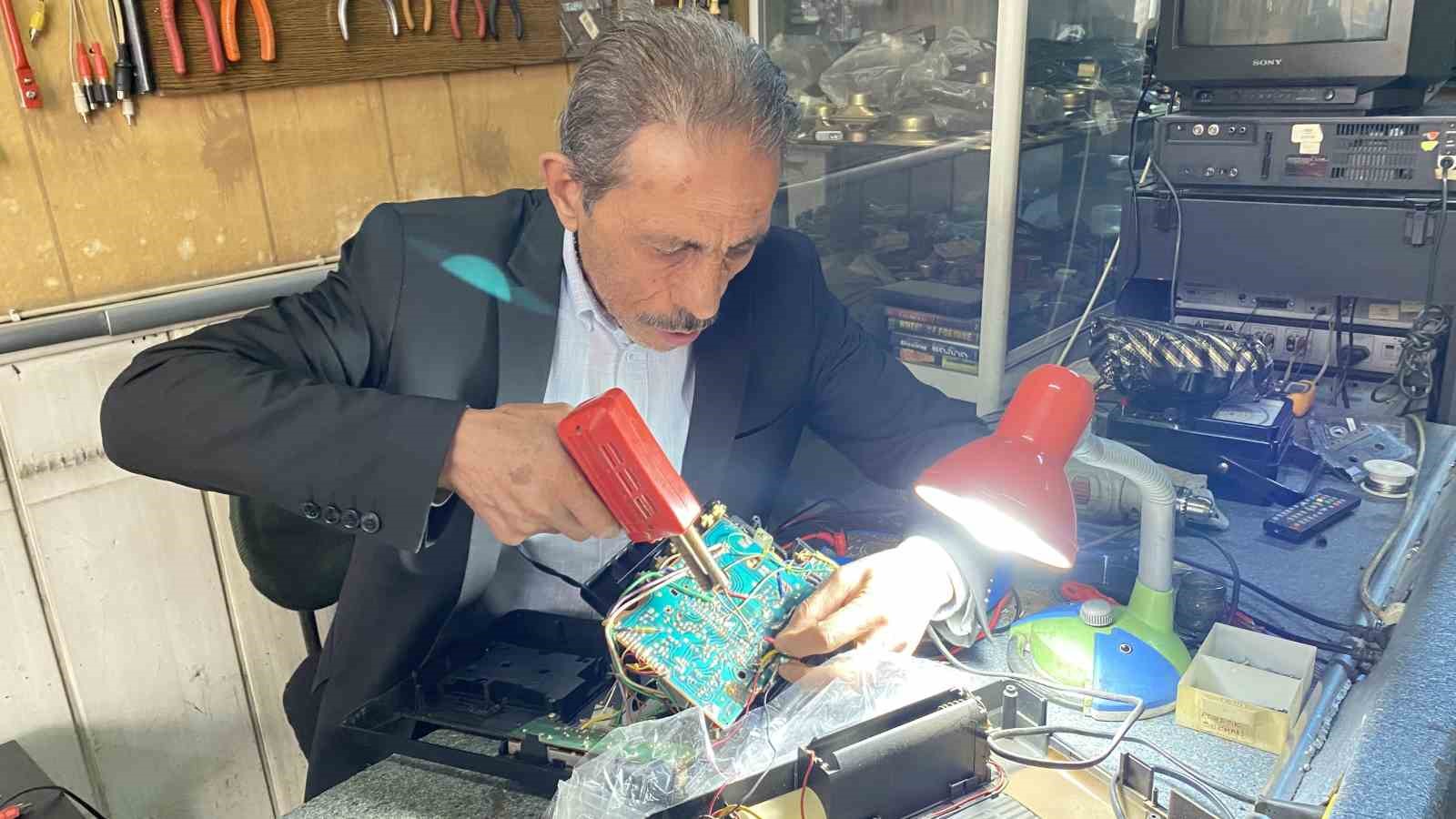 80’ler Sokağı’nın zamana direnen son ustası: Yarım asırdır geçmişin sesini onarıyor