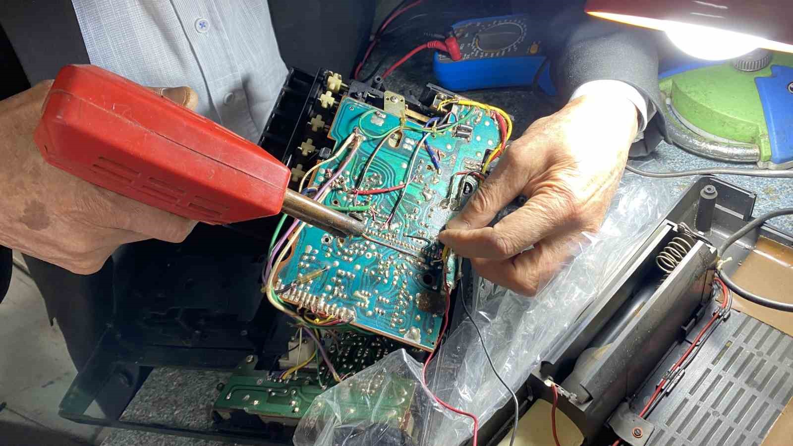 80’ler Sokağı’nın zamana direnen son ustası: Yarım asırdır geçmişin sesini onarıyor