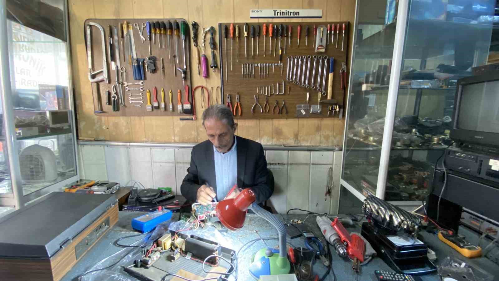 80’ler Sokağı’nın zamana direnen son ustası: Yarım asırdır geçmişin sesini onarıyor