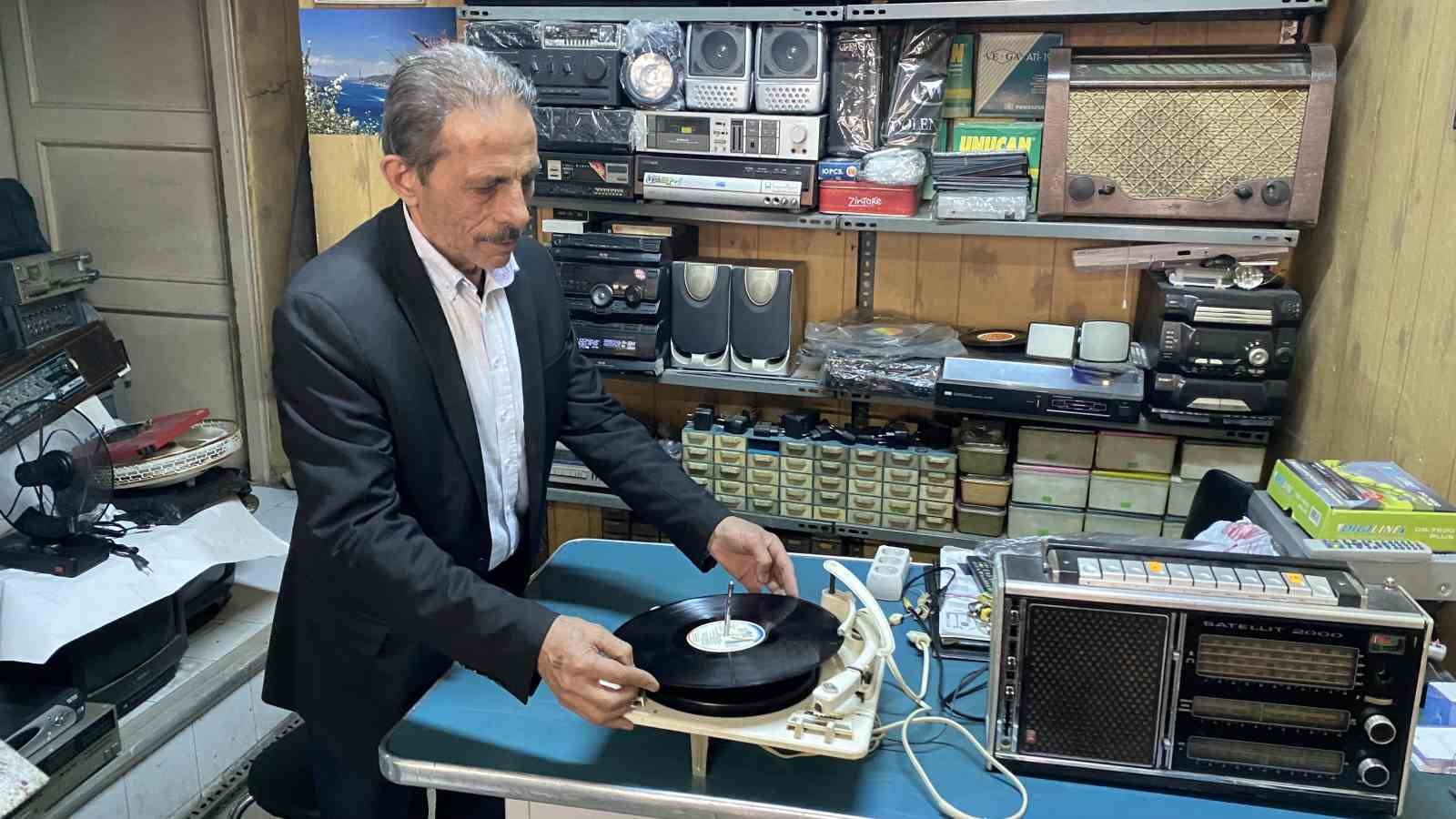 80’ler Sokağı’nın zamana direnen son ustası: Yarım asırdır geçmişin sesini onarıyor